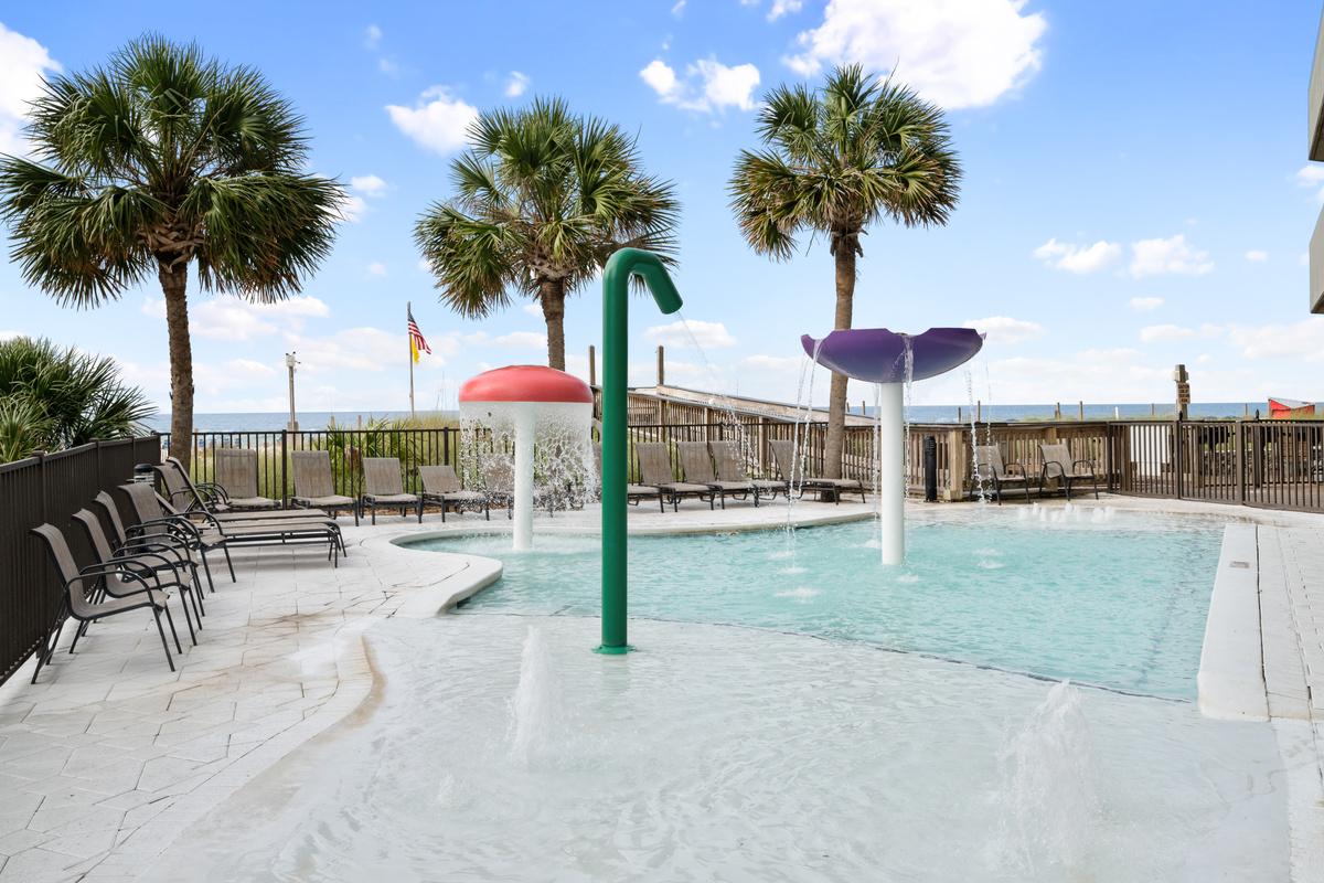 Zero-entry children’s splash pool overlooking the Gulf.