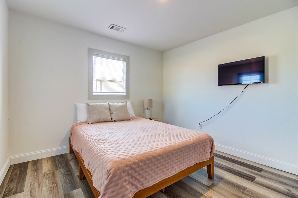 Secondary bedroom w/ smart TV