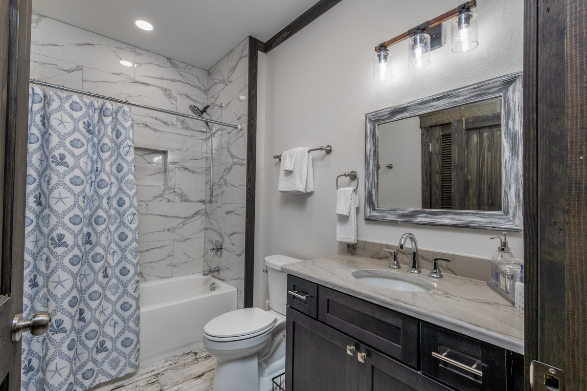 Guest bath with tub/shower