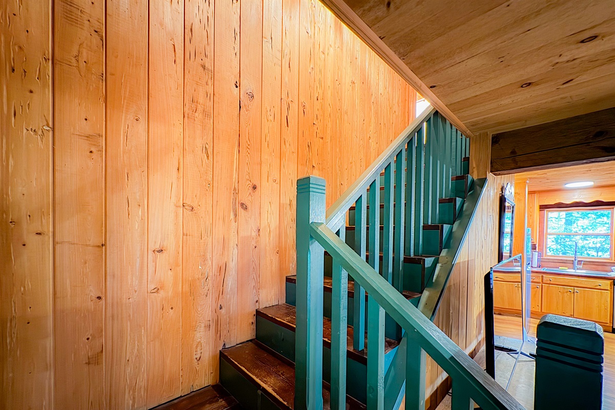Stairs to the loft | Upper level bedrooms