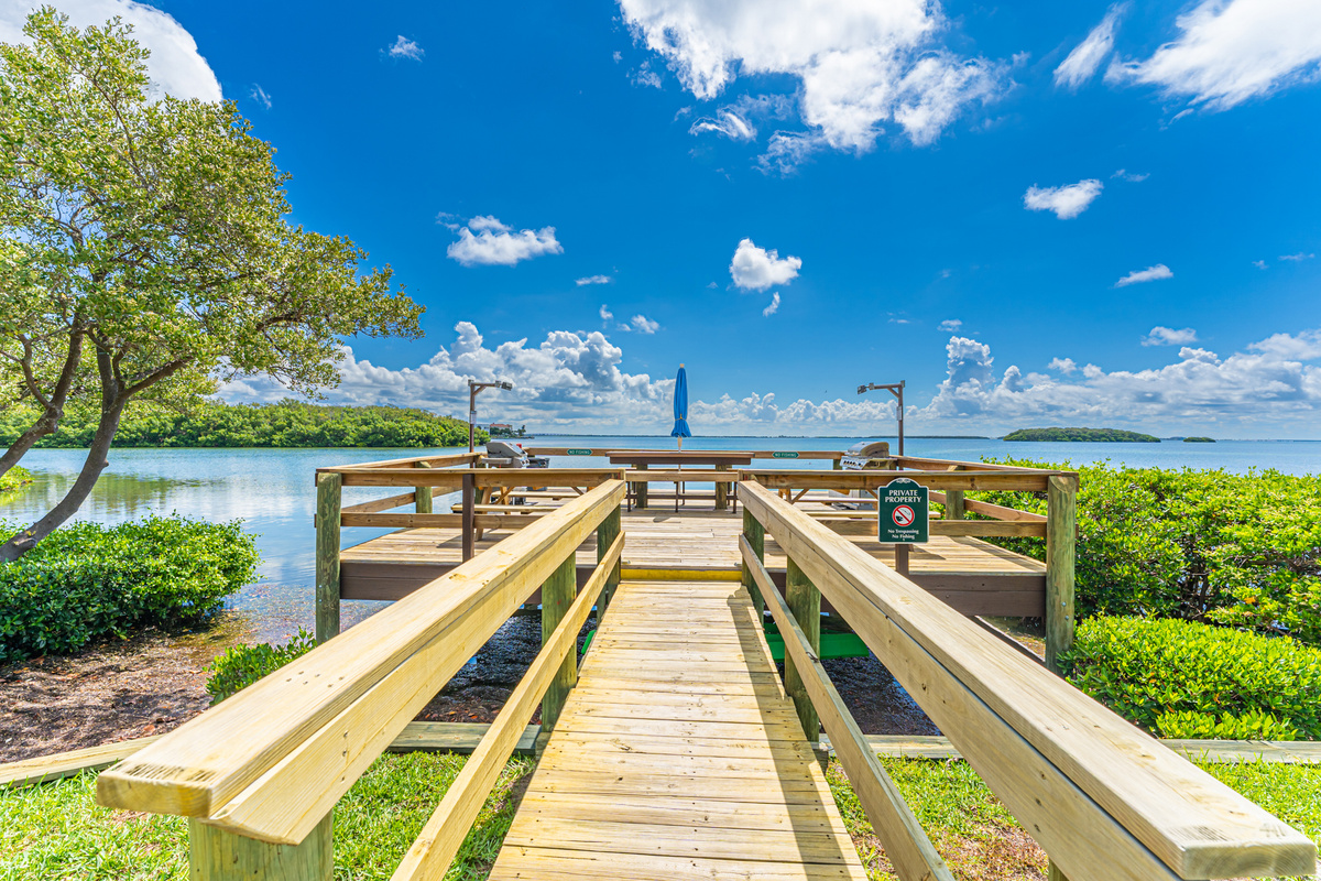 Spend time outdoors at the community fishing pier and grill, where you can enjoy the waterfront surroundings, cast a line, or gather for a casual outdoor meal.