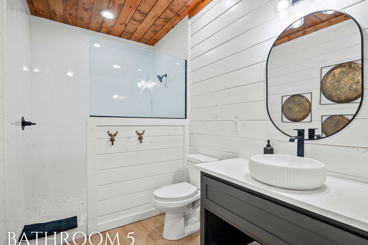 The clean, modern design of this bathroom pairs simple elegance with functionality for a seamless morning routine.
