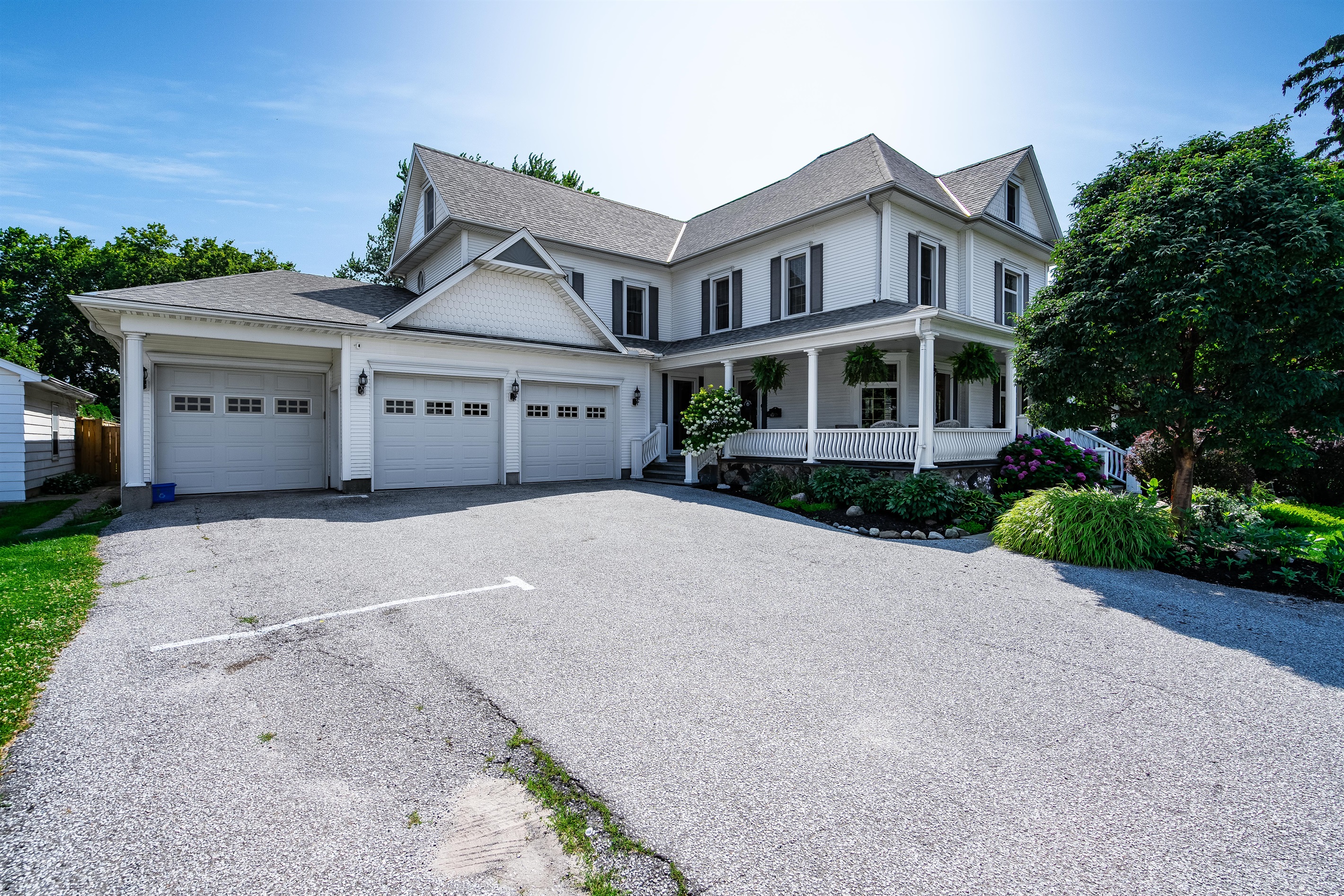 Dream Estate Inn; guest parking available along the left side of the driveway