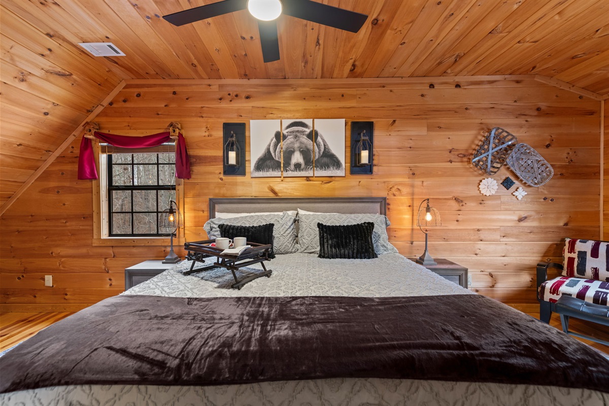 Beroom 2: This bedroom features a comfortable king-size bed, offering a spacious and restful retreat. Designed with relaxation in mind, this inviting room provides a peaceful setting for a restful night’s sleep.