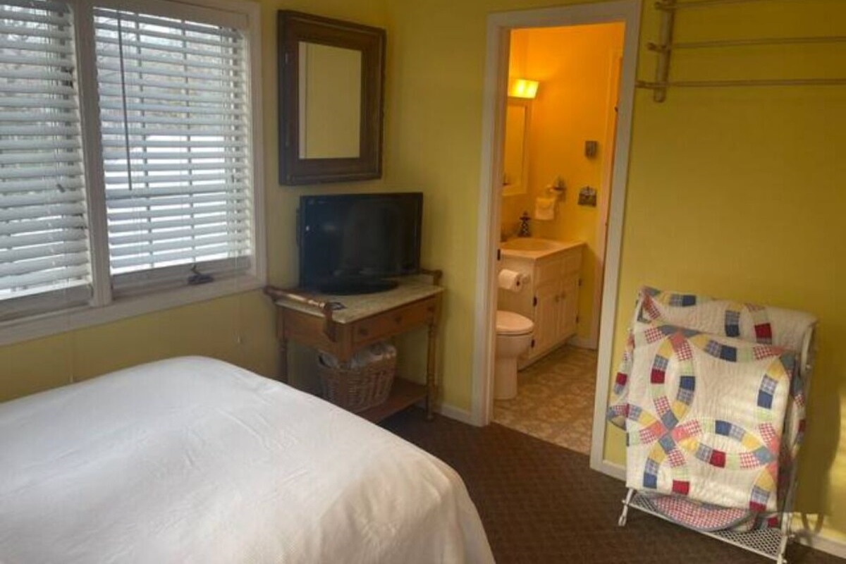 Upper Bedroom - 2 Twin Beds with smart tv and Jack and Jill bathroom