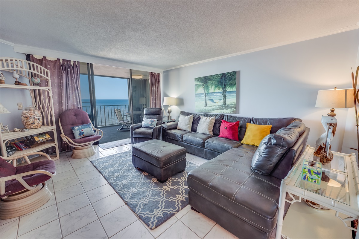 Amazing Living Room with Stunning Views🌊☀️