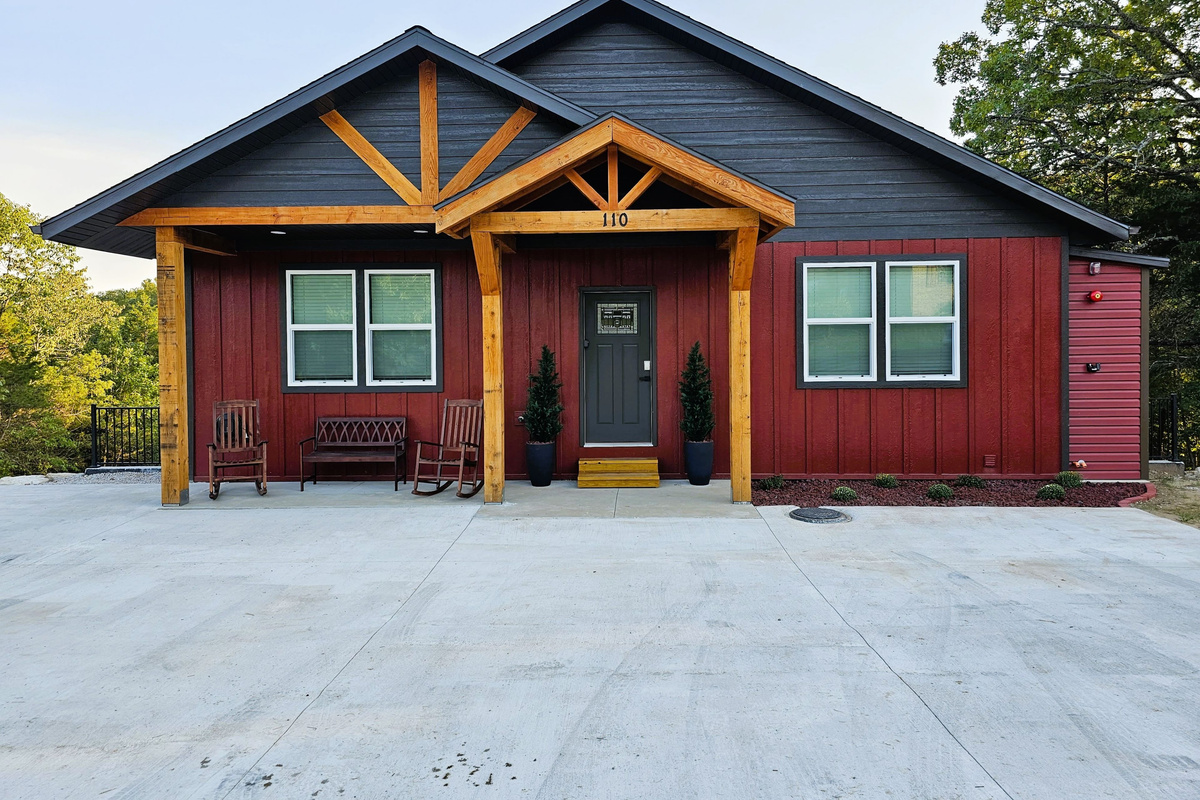 Modern Branson retreat tucked into central Branson but without the noise.