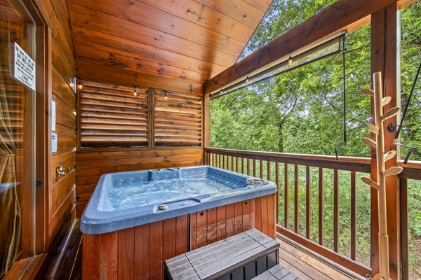 Hot tub (fits 4 adults comfortably)