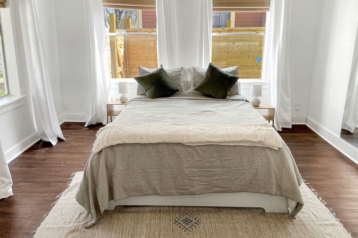 Can’t you see yourself falling into this queen sized bed!