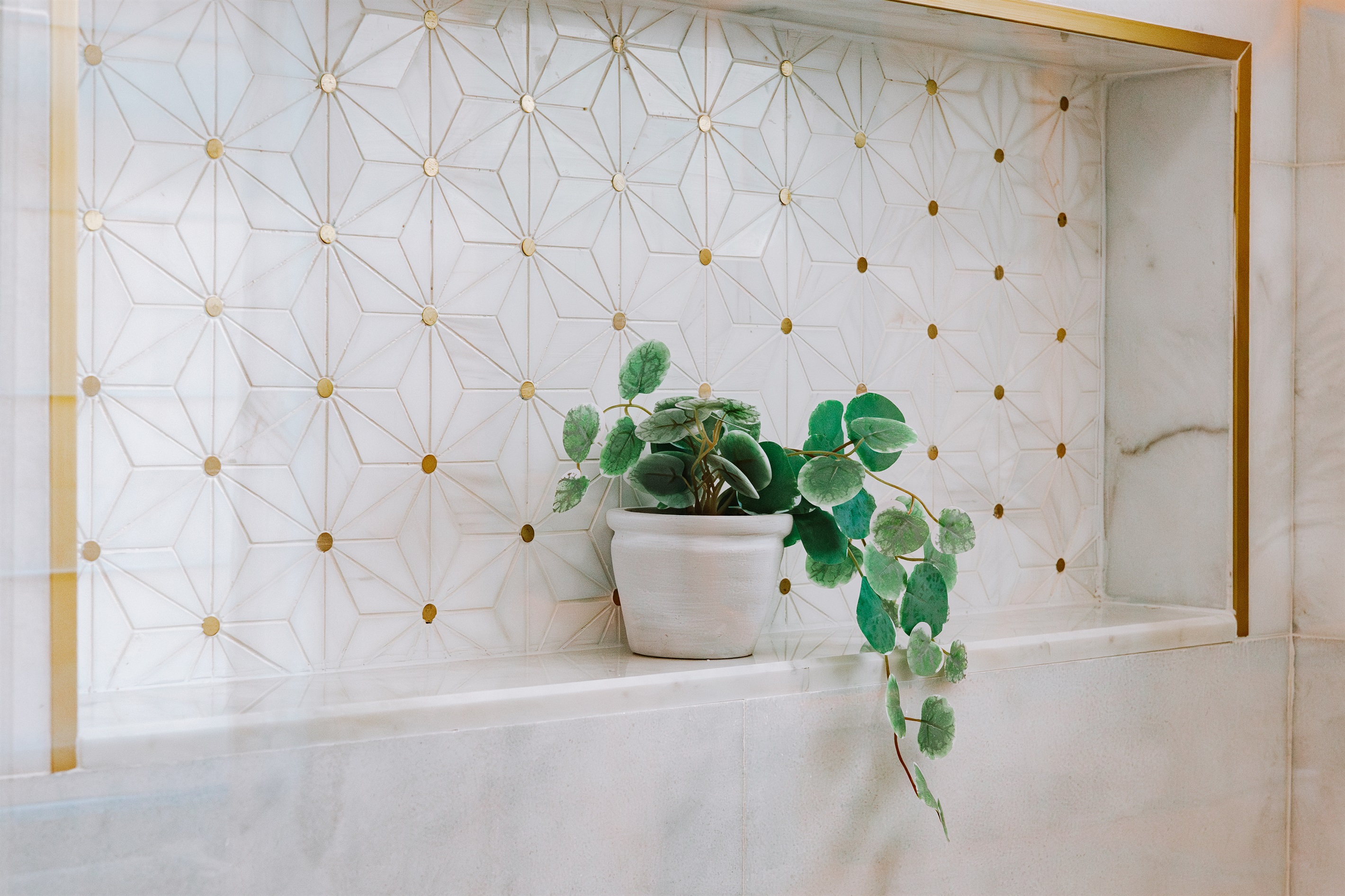 The ensuite bathroom to the main bedroom is the perfect place to get ready in private, with an astonishing rainfall shower, powder area and exquisite finishings.