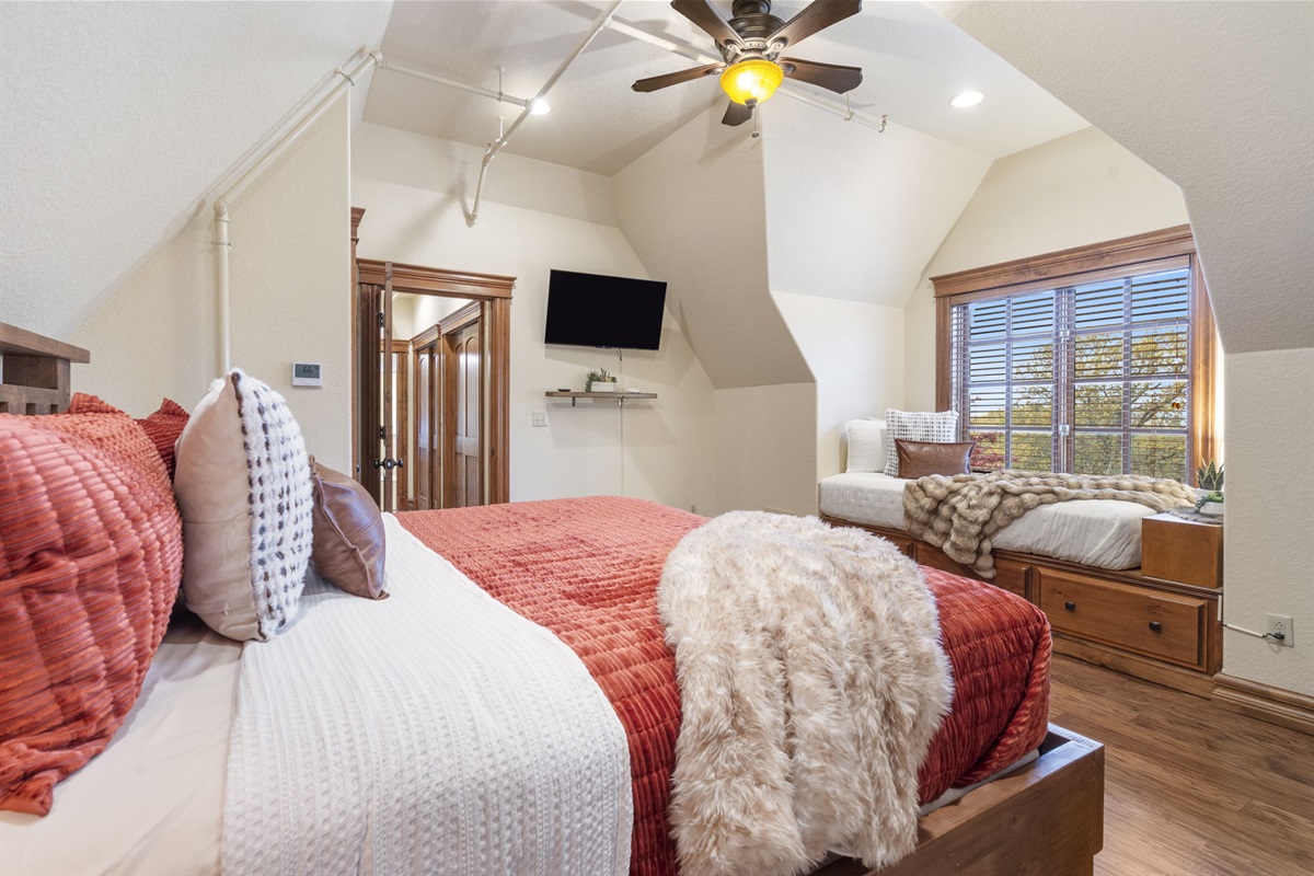 Upper level King bedroom #4 w/ daybed