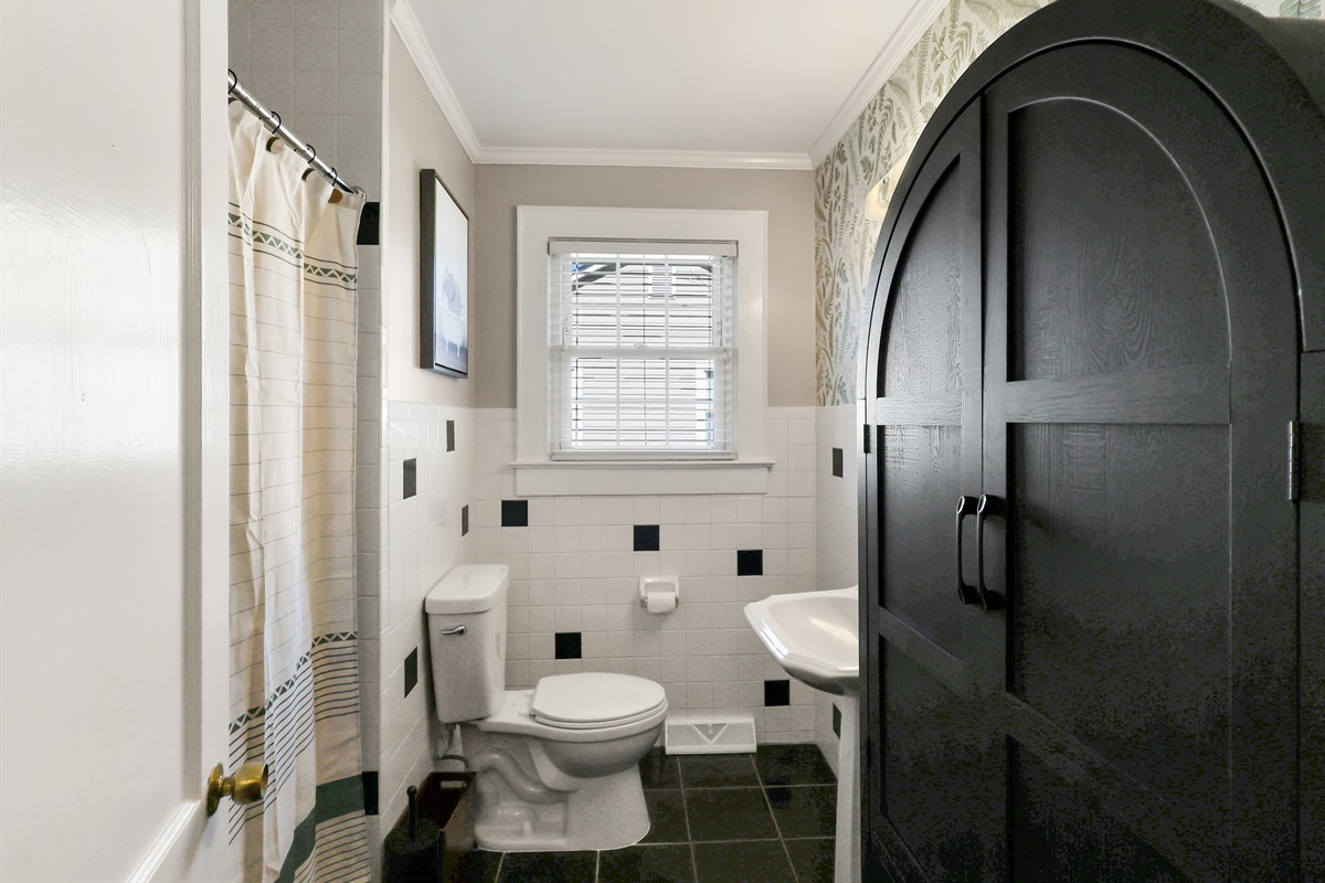 Spacious Bathroom 