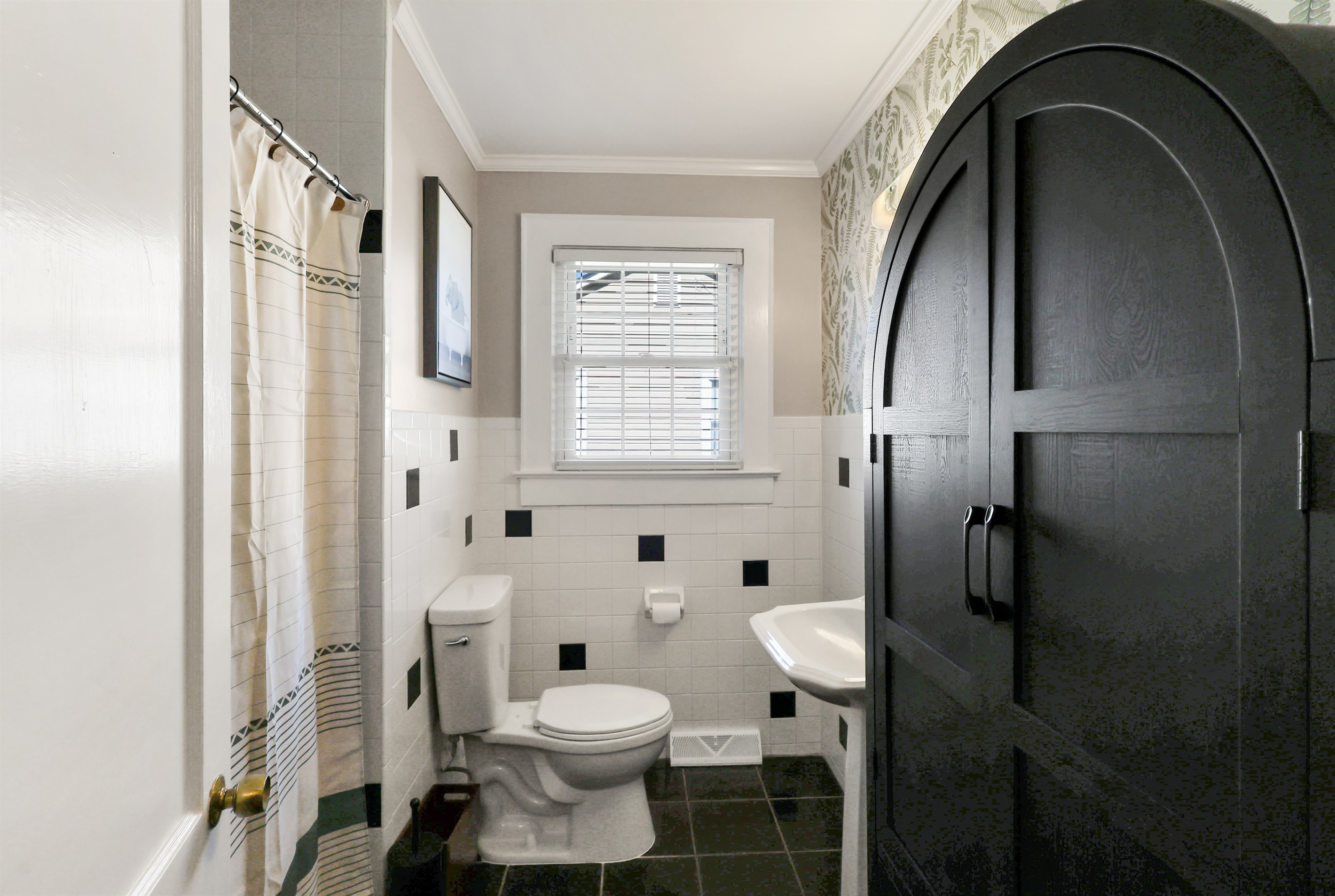 Spacious Bathroom 