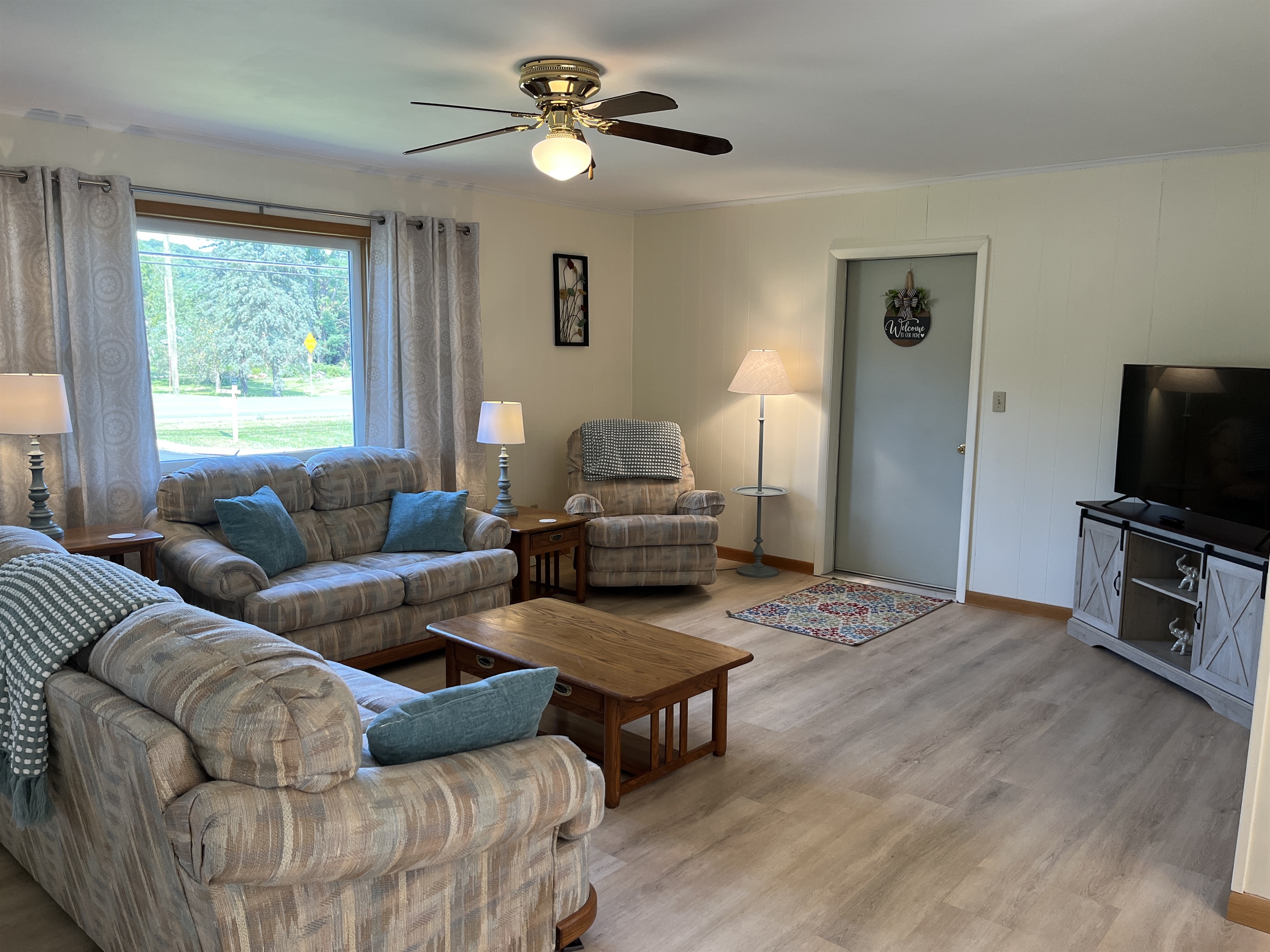 1st floor living room with SmartTV