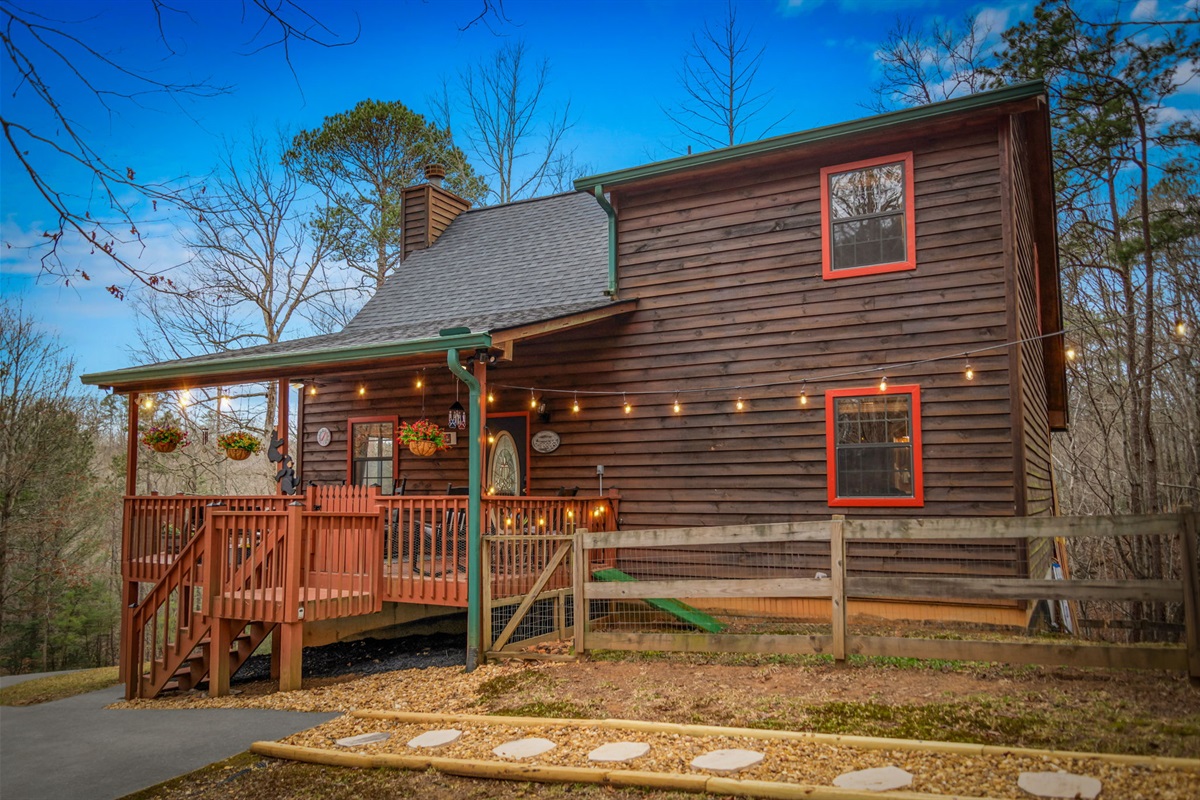 Fenced Yard - outdoor space for your Dogs!