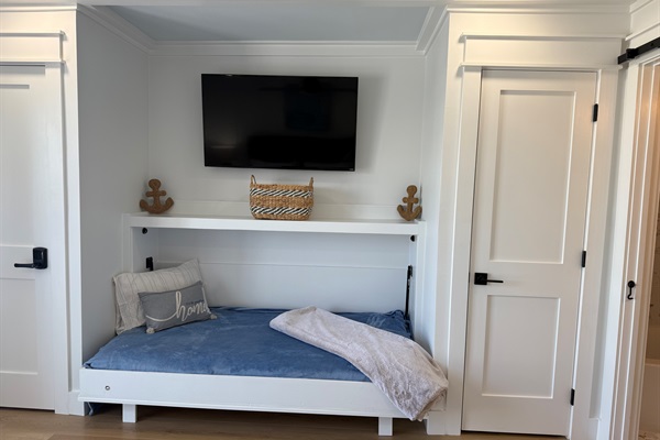 Twin Murphy Bed in King guest room