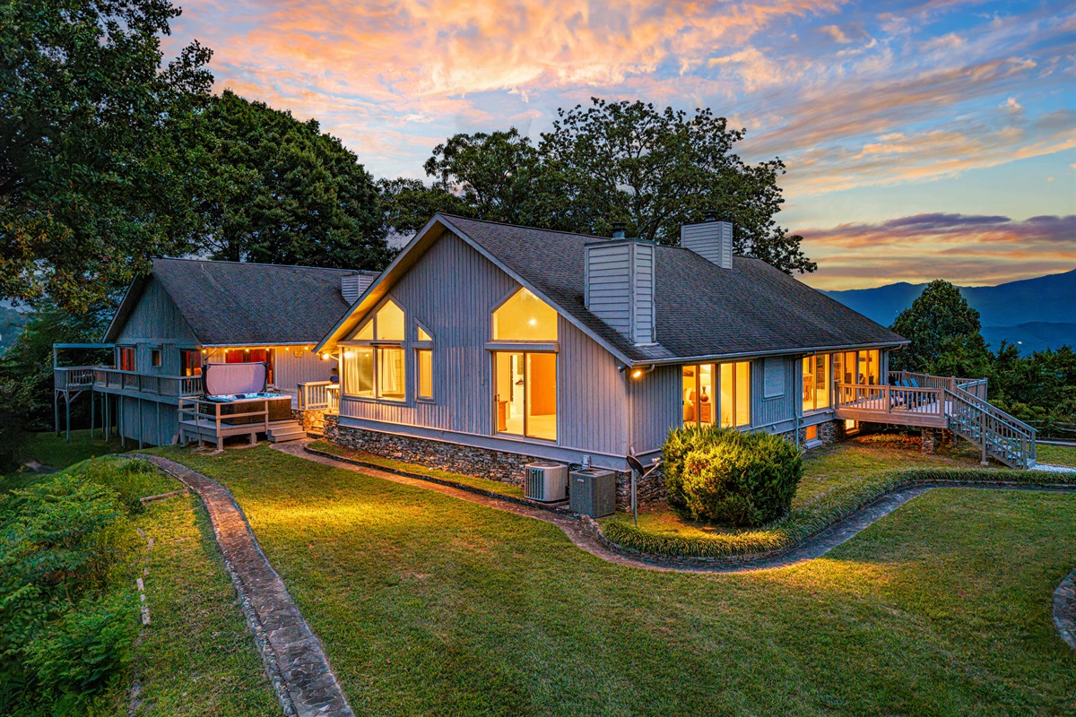 Exterior Retreat: Stunning mountain views from this spacious deck, perfect for sunset gatherings!