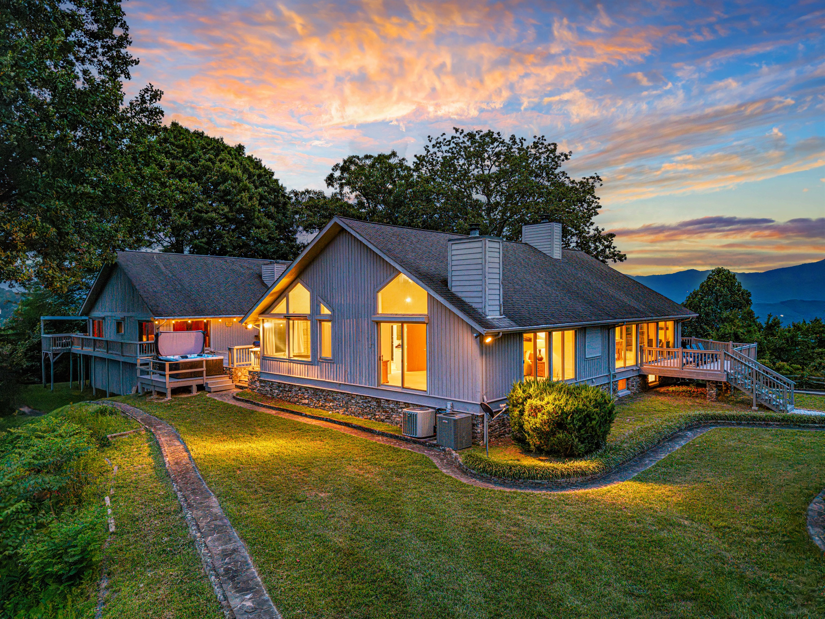Exterior Retreat: Stunning mountain views from this spacious deck, perfect for sunset gatherings!