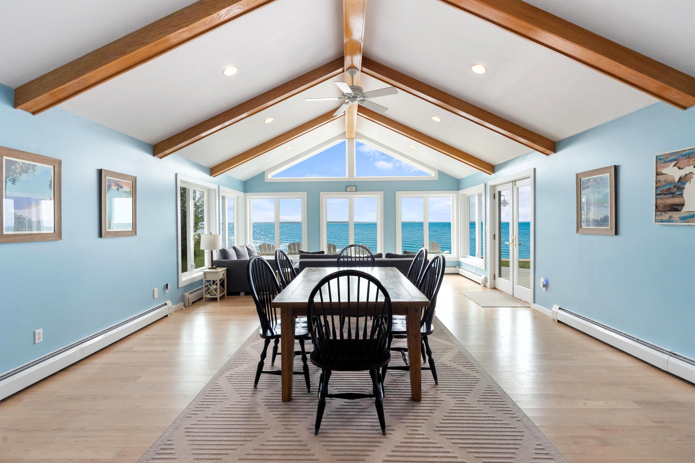 Dining table that has a leaf to expand and seat 10-12