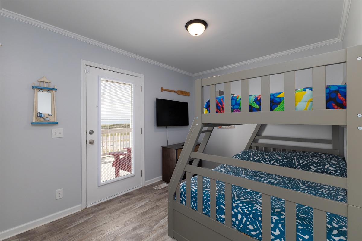 Get comfy in this bunk bed with a great view!