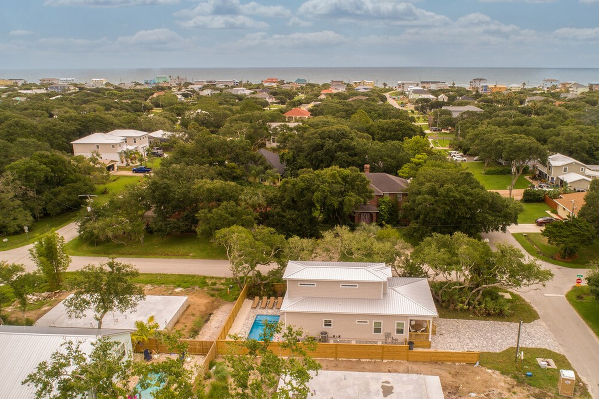 Live oaks, quiet streets, and the Atlantic just there on the horizon. Vilano Beach is residential in the best way - you are staying in a neighbourhood rather than a resort strip, and the sand is still a walk away.