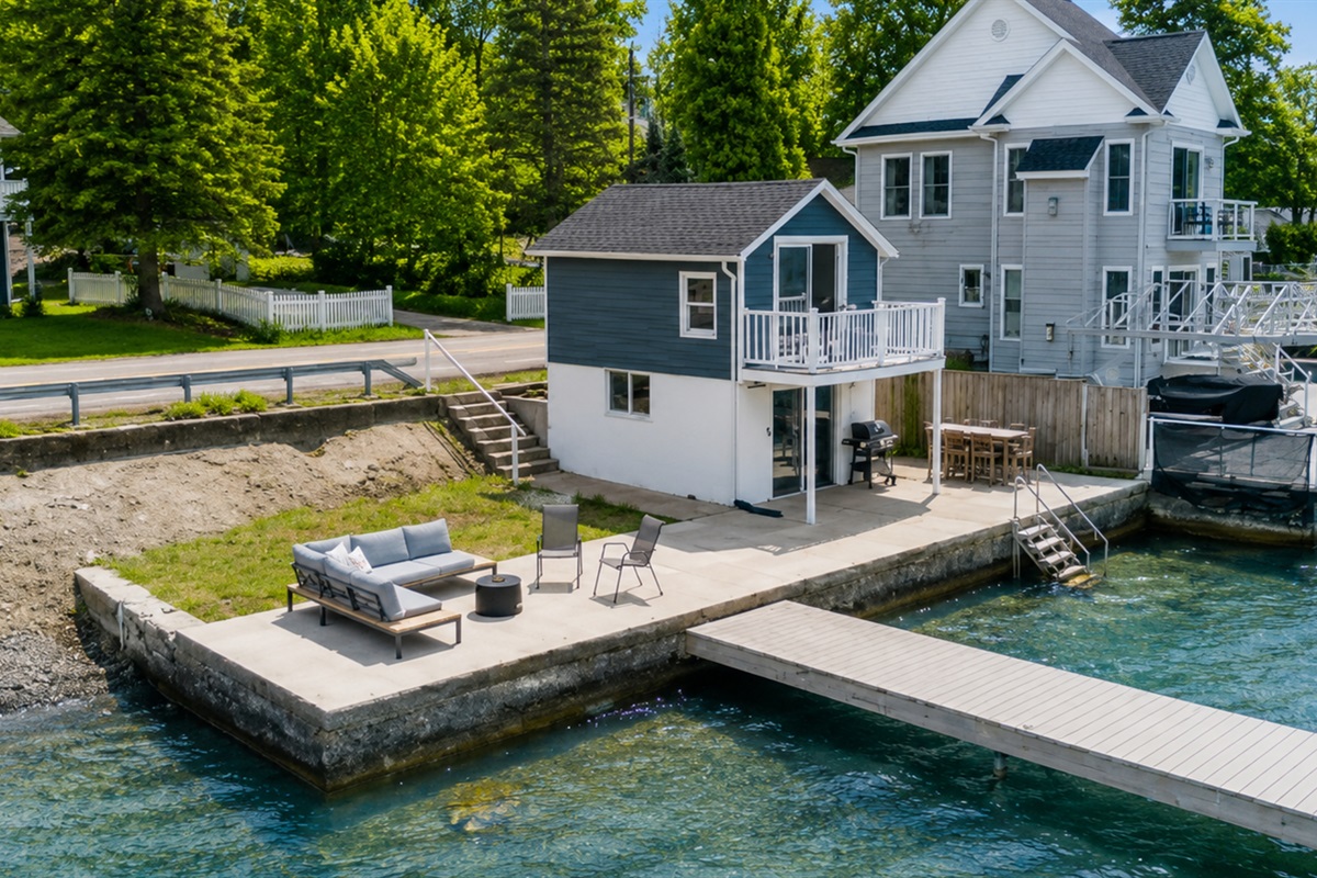 This charming lakeside cottage offers an unbeatable waterfront setting with a spacious patio, cozy fire pit, and your own dock—ideal for relaxing or entertaining. 🏡🔥🌊