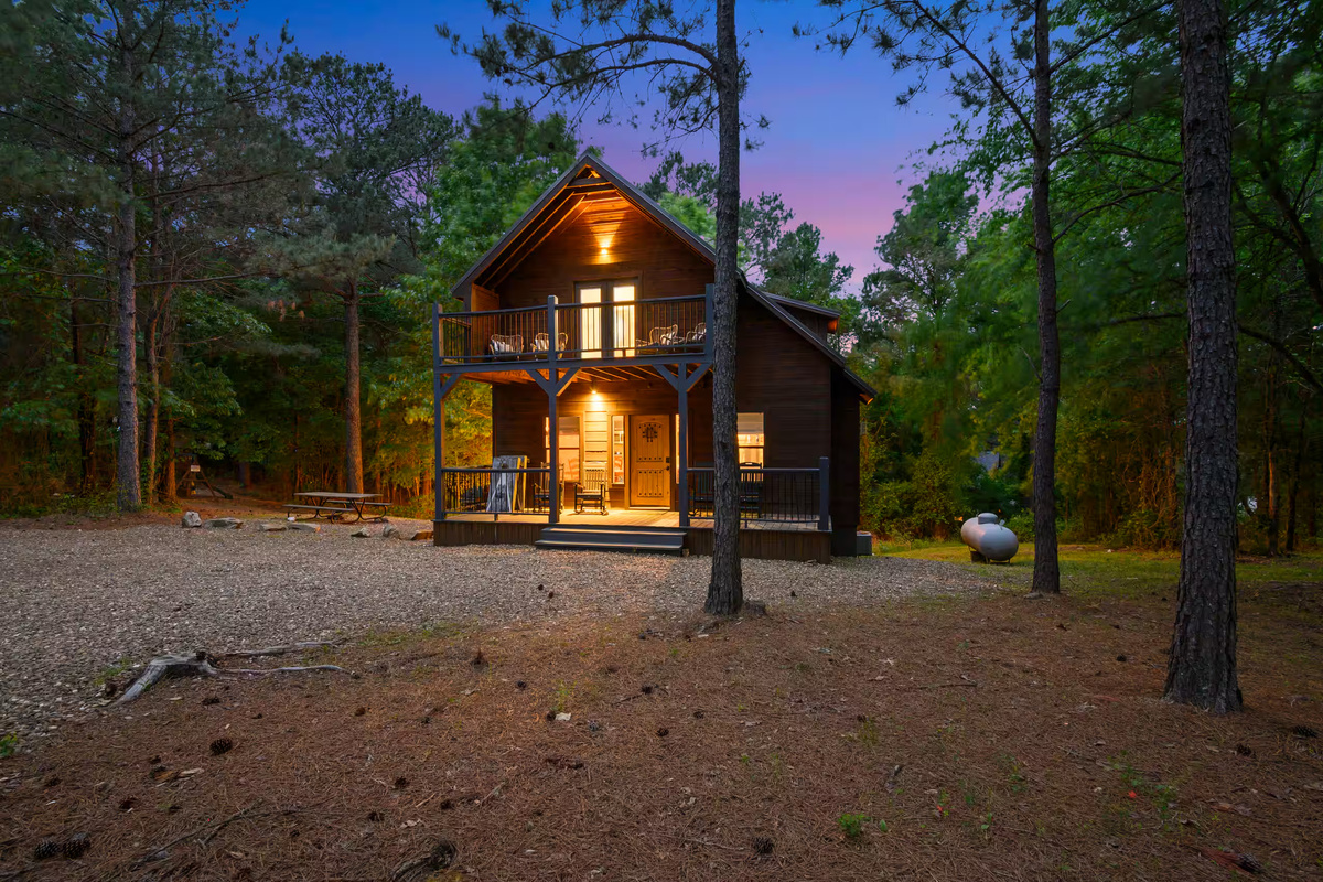 Charming Cabin Retreat: Enjoy evenings on the balcony surrounded by nature's beauty!