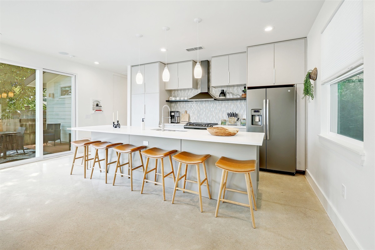 Fully equipped kitchen with dining space