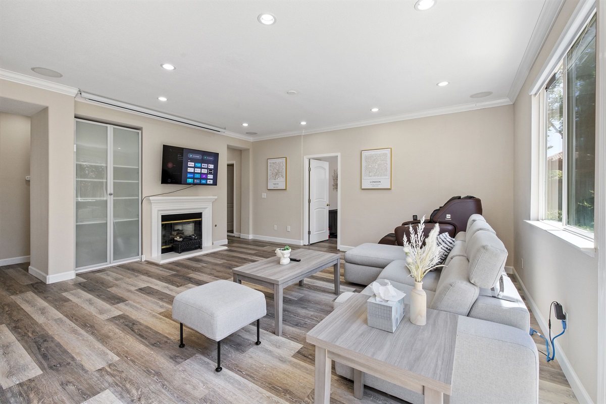 2nd living area with a large flat screen TV