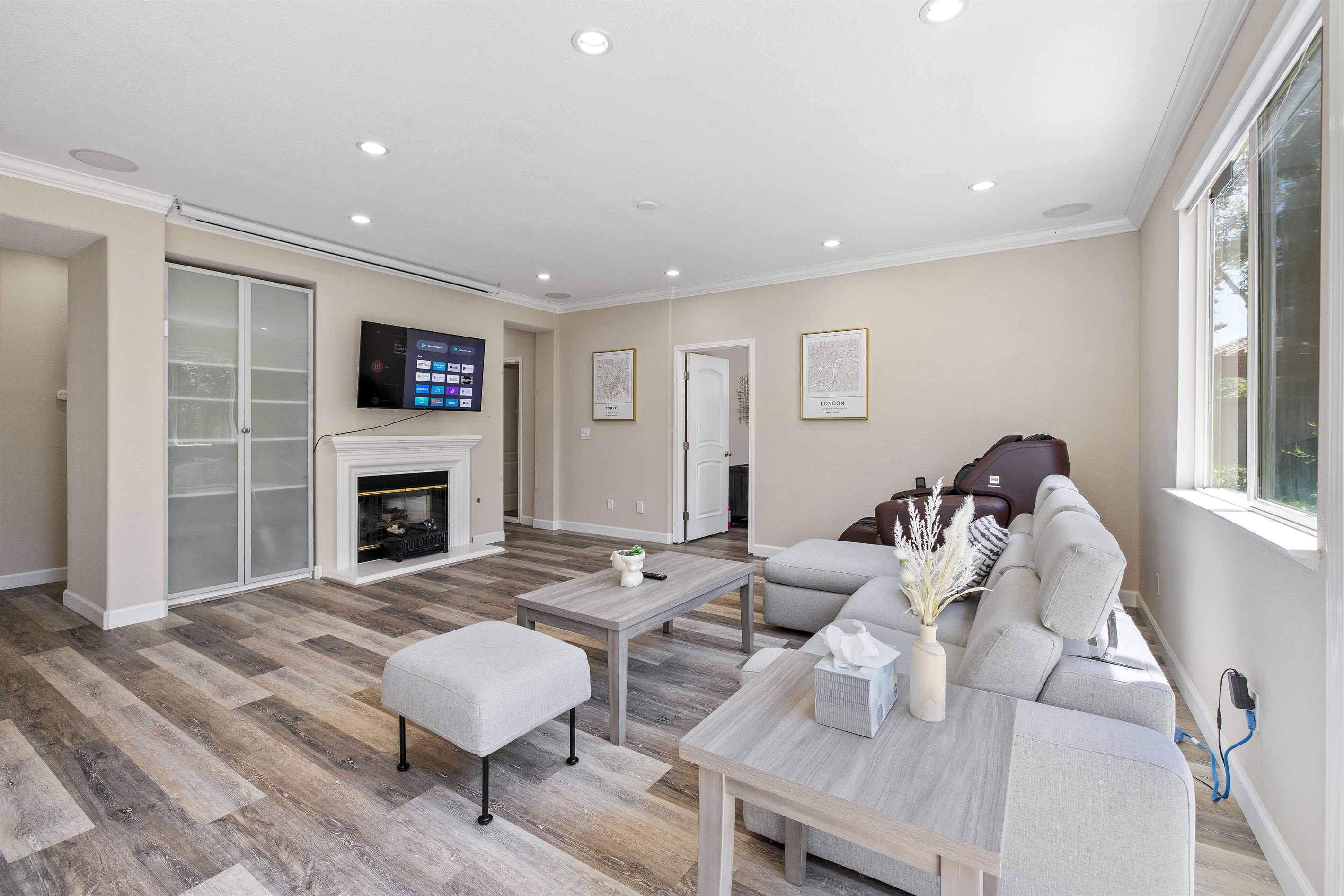 2nd living area with a large flat screen TV