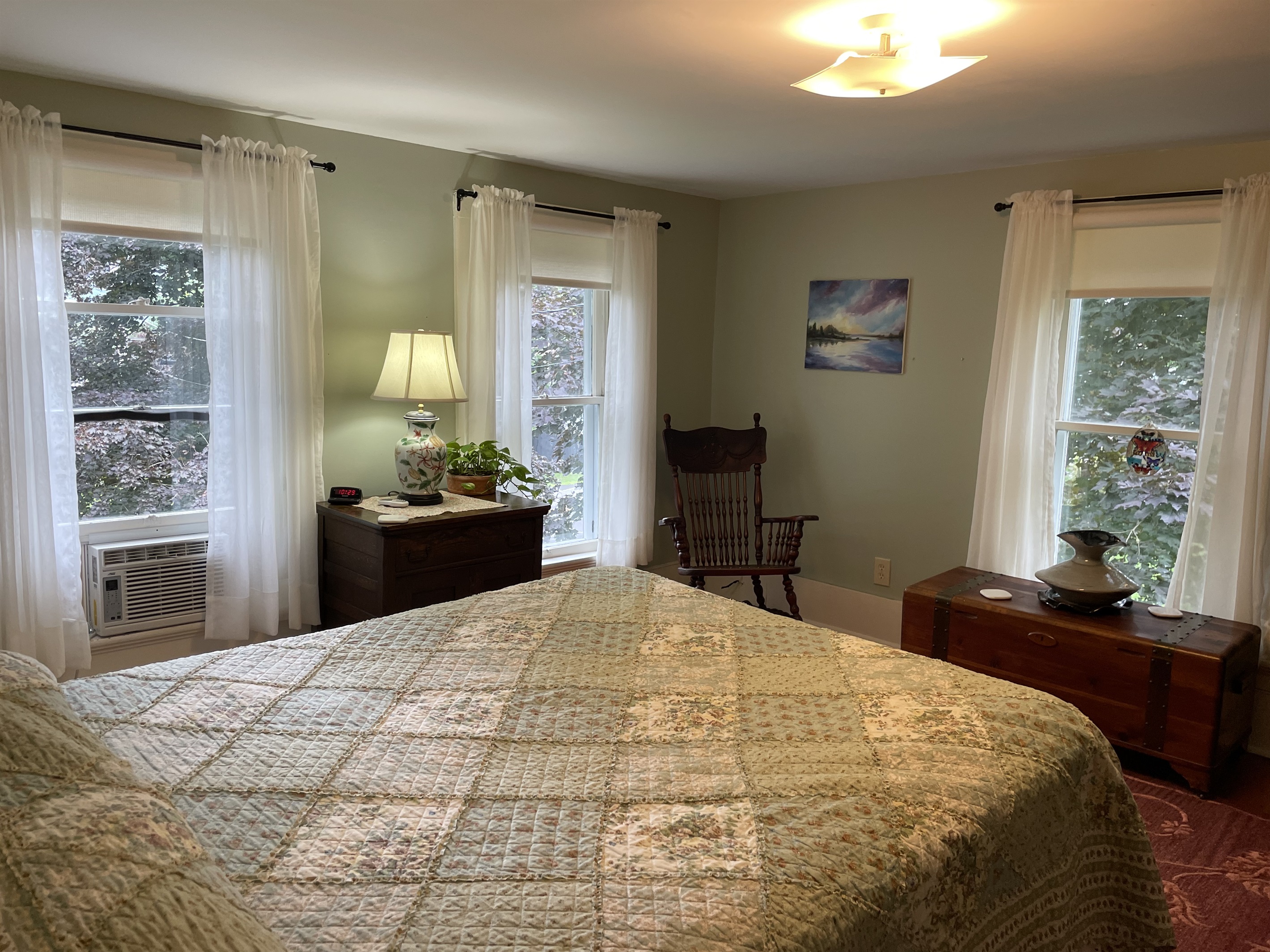 2nd floor Queen w/ ensuite