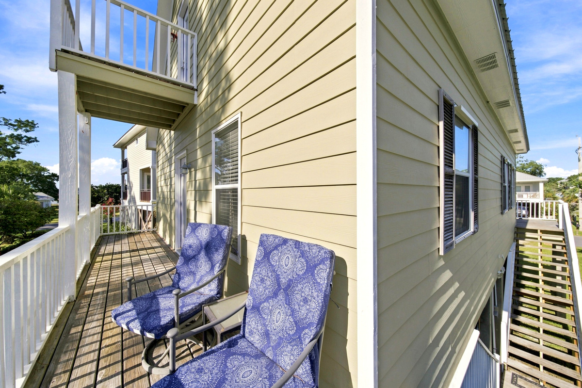 Relax on the  porch with a good book or a cup of coffee, enjoy the Gulf Coast sun.