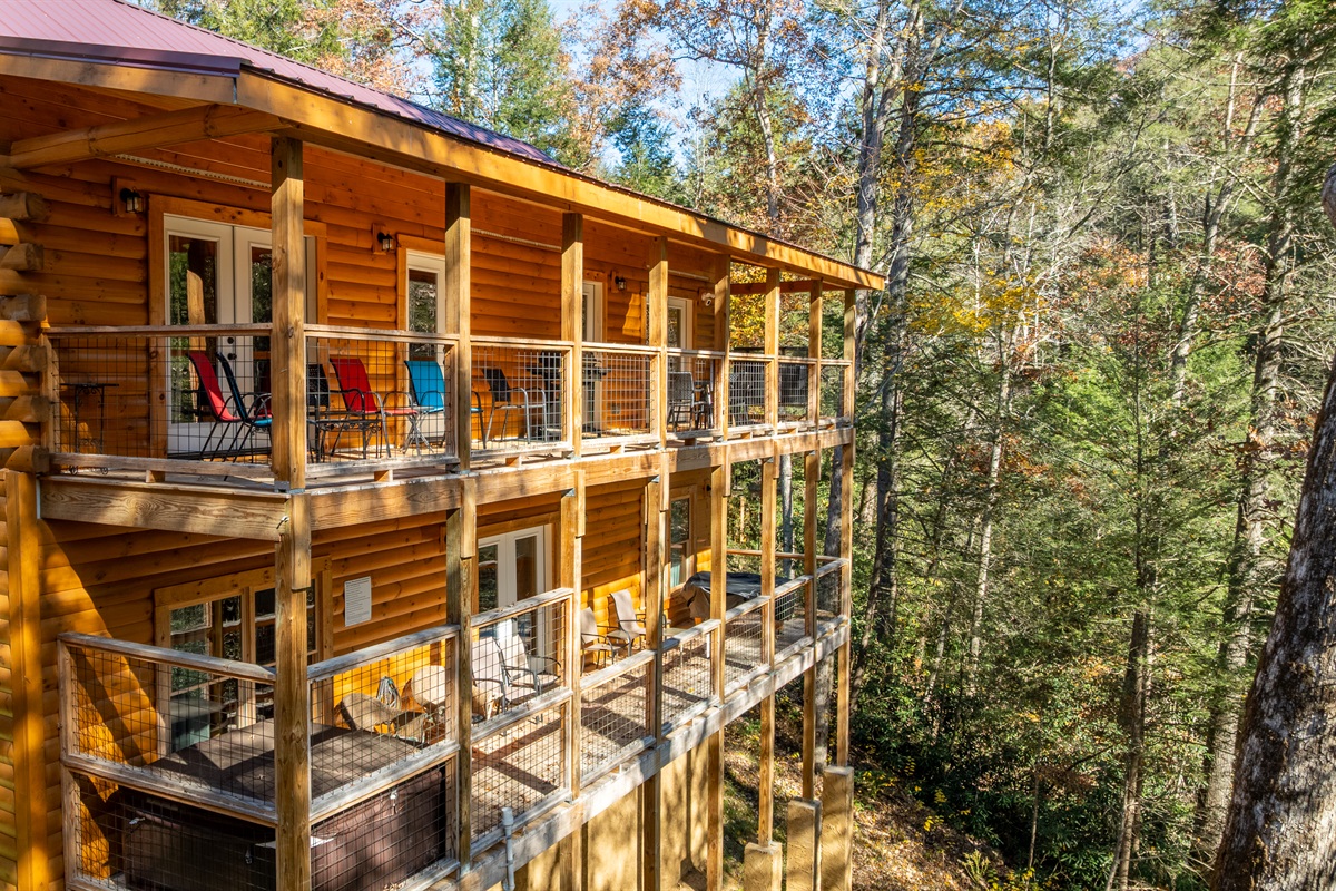 Modern decks for slow mornings and golden evenings in the heart of nature..