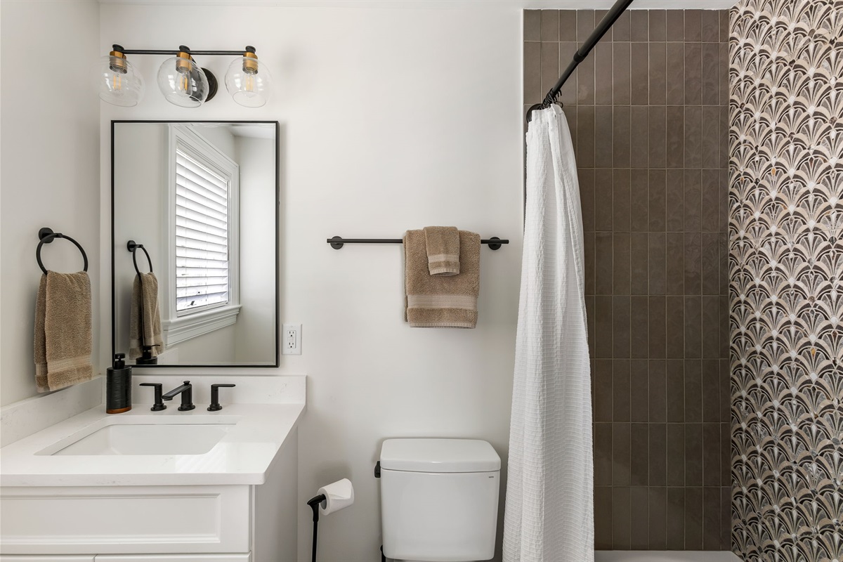 En suite bathroom 4