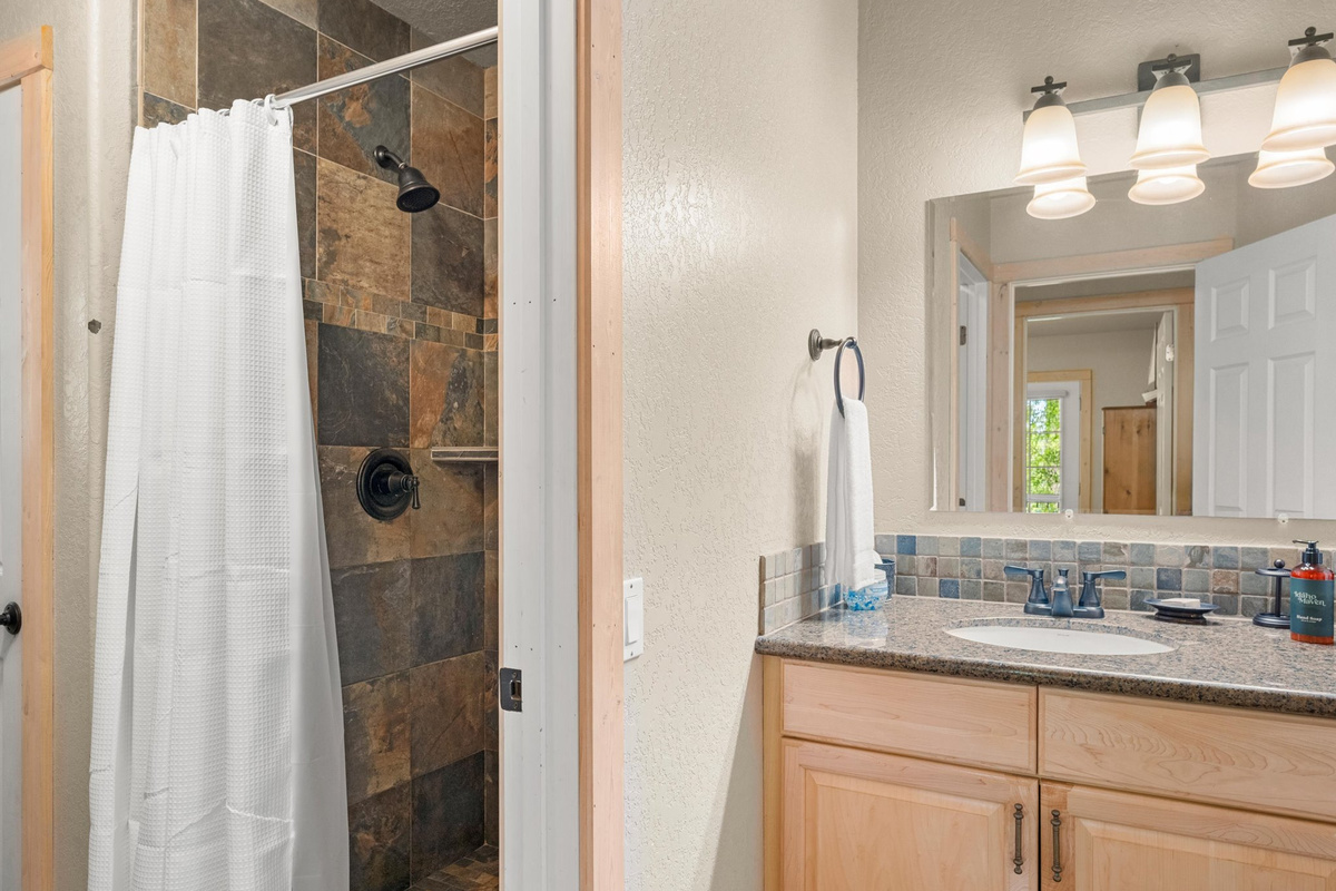 Hawks Nest Bathroom 2