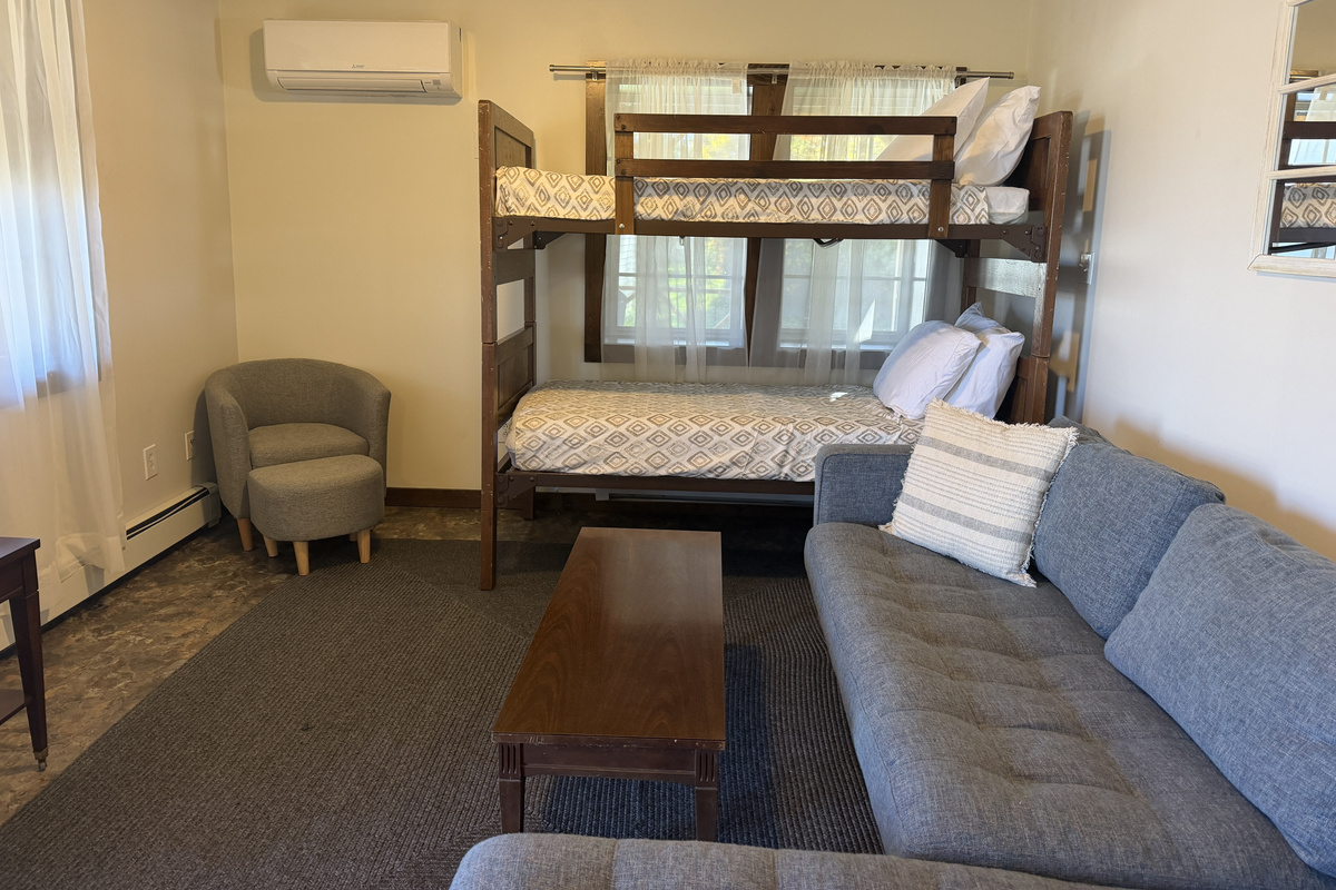 Living area with SmartTV and bunkbeds