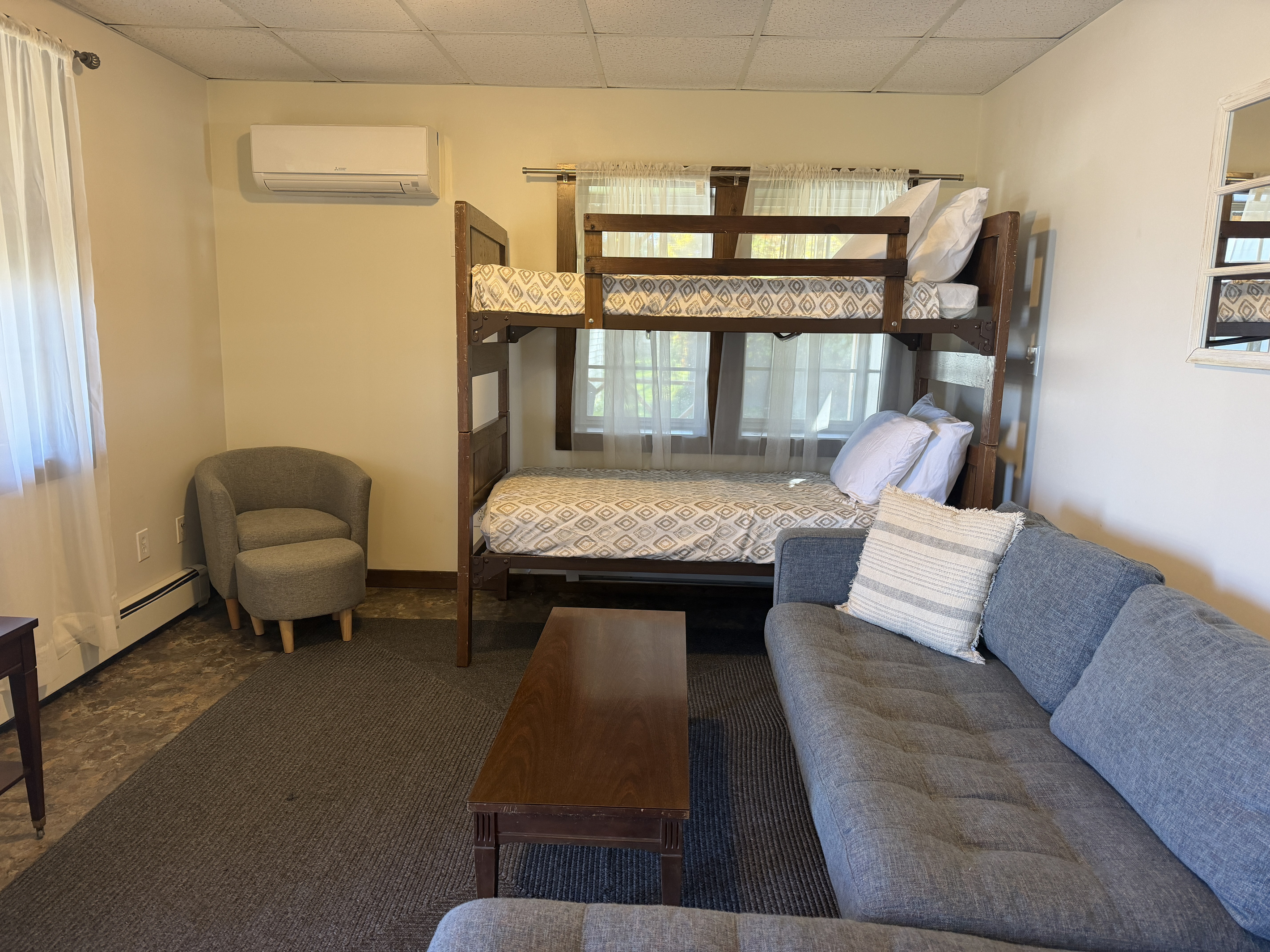 Living area with SmartTV and bunkbeds