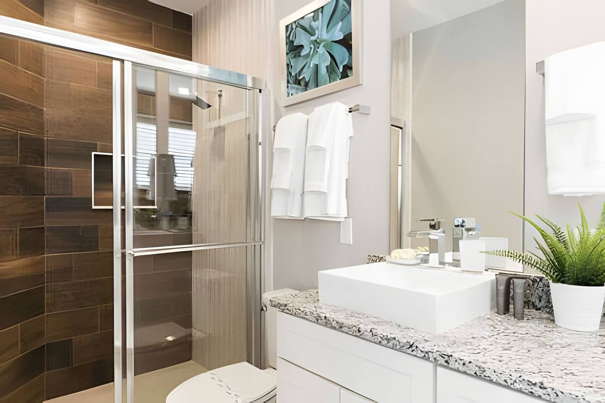 Shared Bathroom for Twin Room.
Bright, modern bathroom with full essentials!
