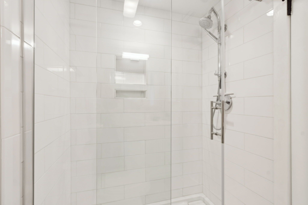 Bath for Queen BRM/large walk in shower-closet just out side