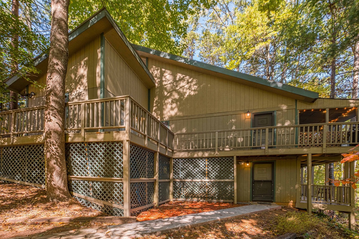 Two Seperate Outdoor Entrances to Upstairs and Downstairs!