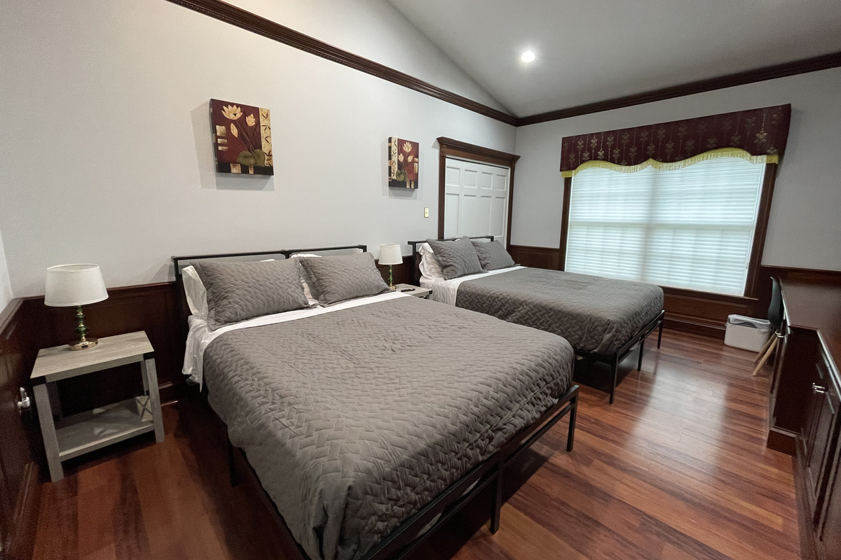 Bedroom 4 with 2 Queen beds