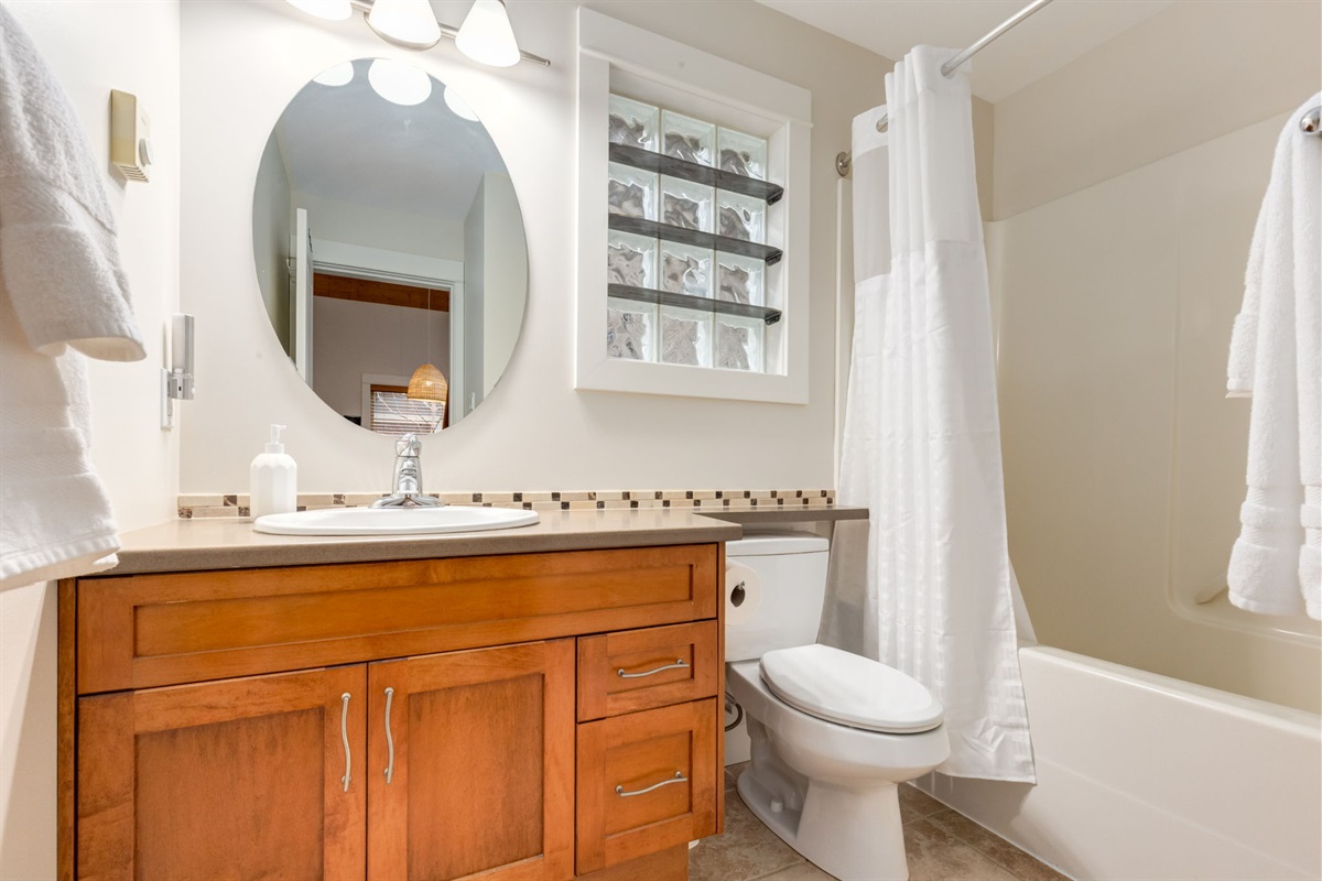2 pristine bathrooms (full downstairs & shower upstairs)