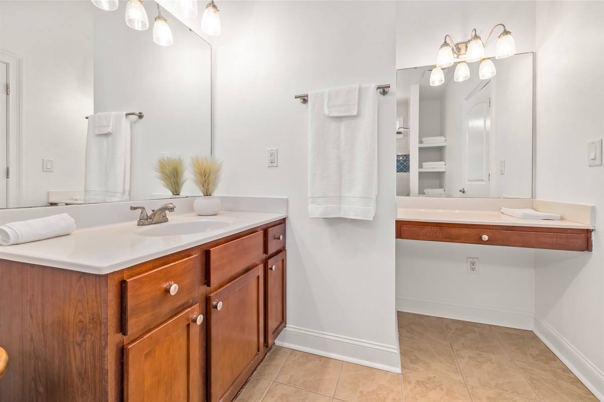 Designed for shared comfort, the bathroom features two getting-ready stations.
Perfect for families or groups, this setup allows everyone to move through morning and evening routines with ease — no waiting, no crowding, just smooth flow.