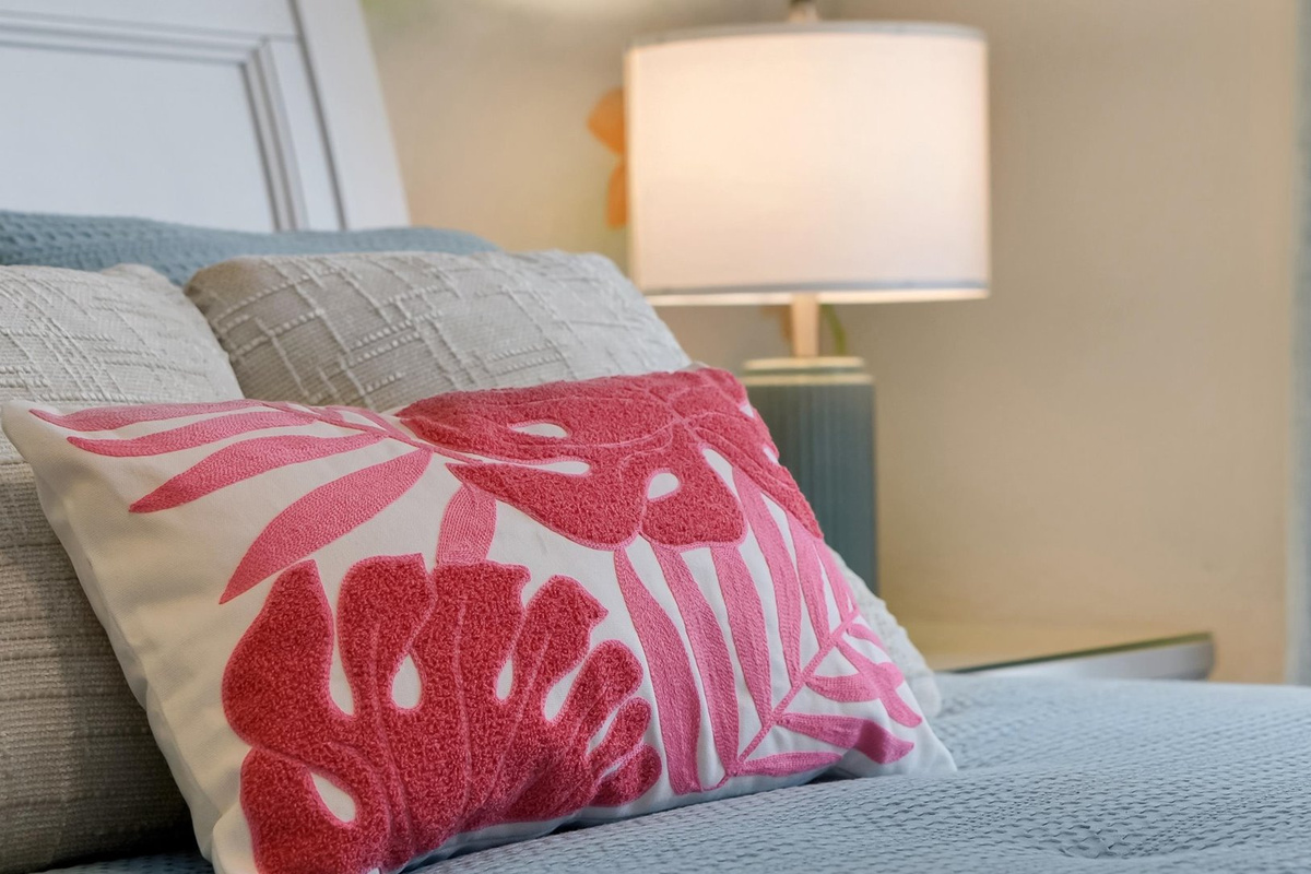 Stitch Queen Retreat: Soft tropical colours and playful island-inspired details create a cheerful, relaxing retreat.