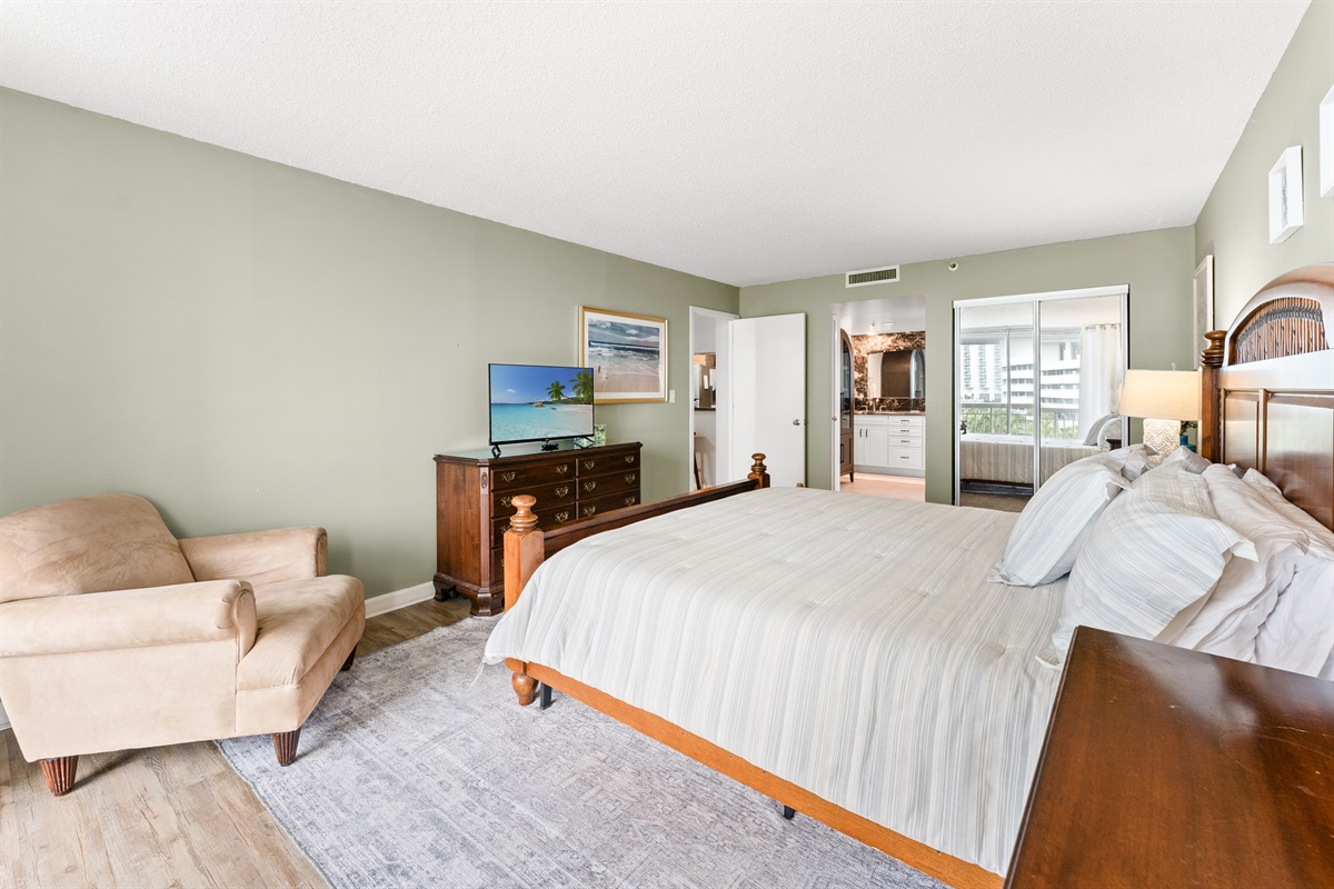 Beautiful Main Bedroom with king bed, ensuite
