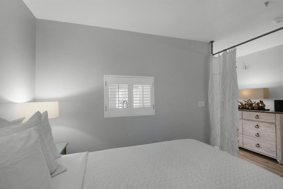 Master Bedroom- Queen Bed