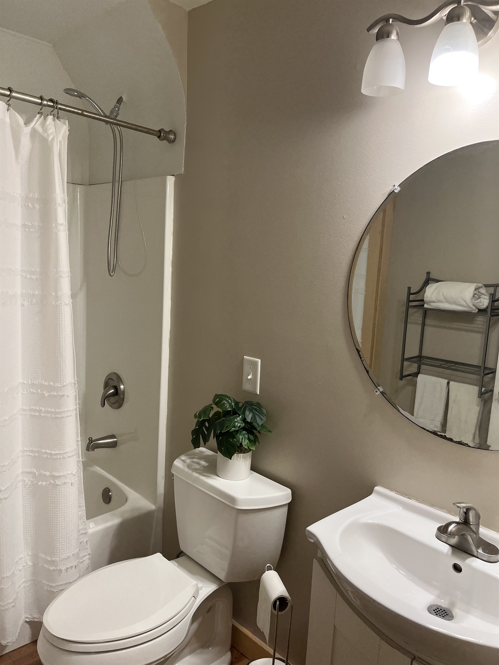 1st floor bath with tub/shower