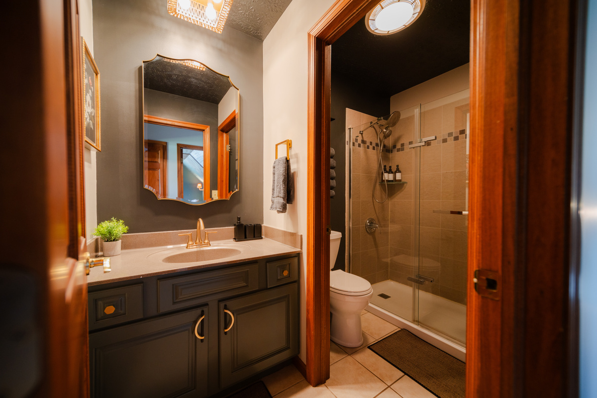 Full upstairs bathroom serving both upstairs bedrooms.