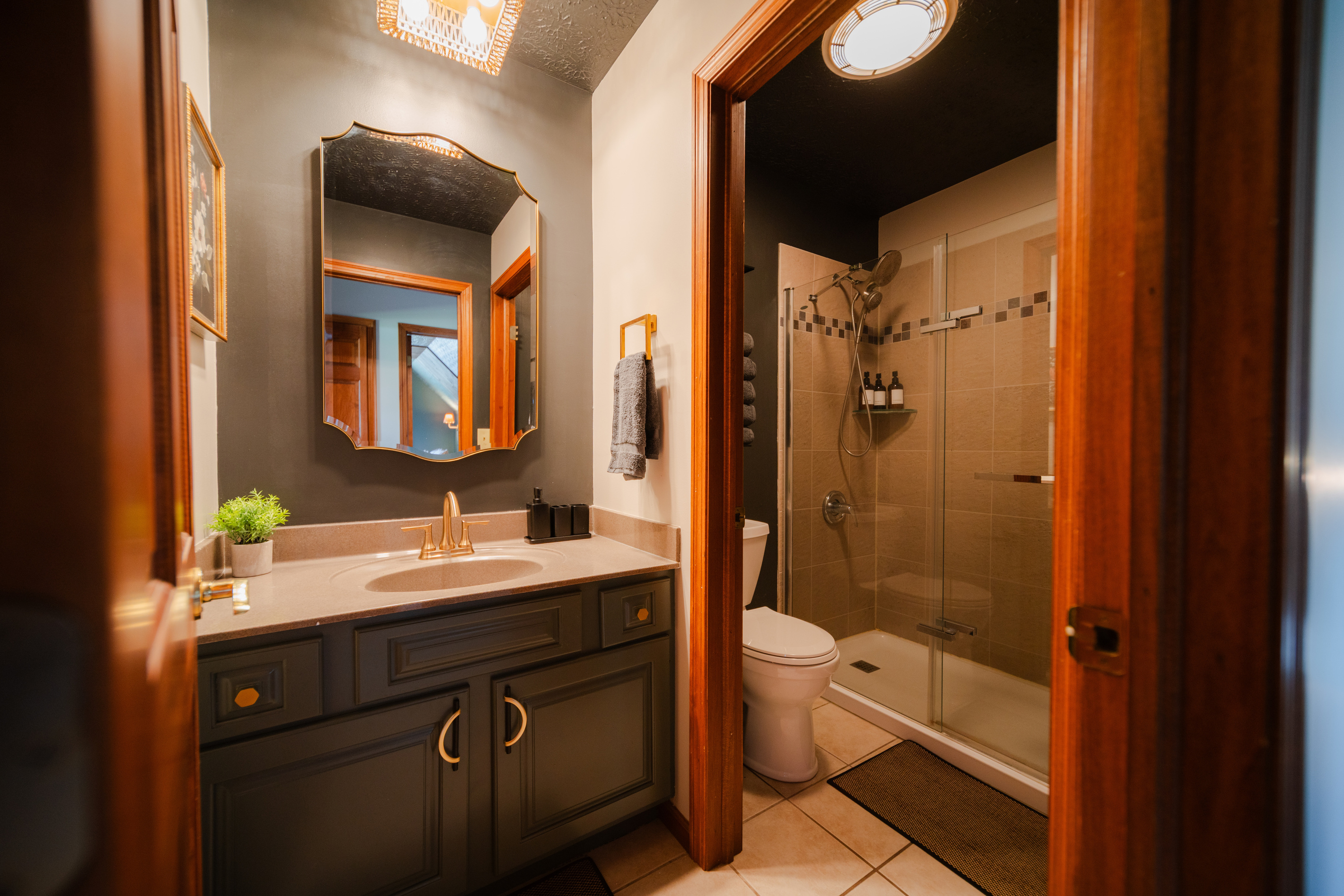 Full upstairs bathroom serving both upstairs bedrooms.