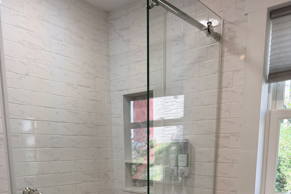 Beautiful 2nd bath with shower off hallway